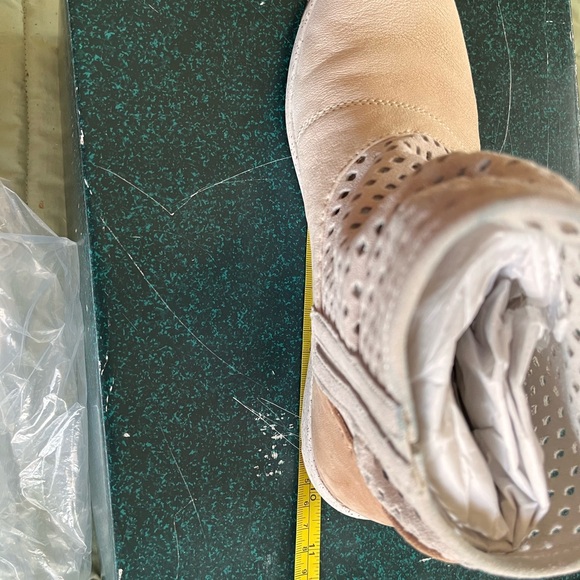 EMU Numeralla Perforated Ankle Booties - Picture 12 of 16